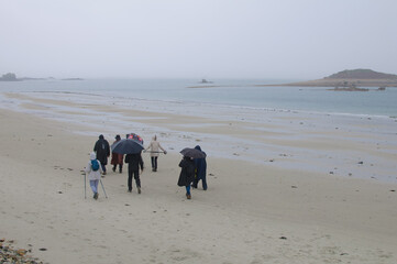 Groupe de randonneurs seniors en Bretagne