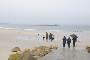 Groupe de randonneurs seniors en Bretagne