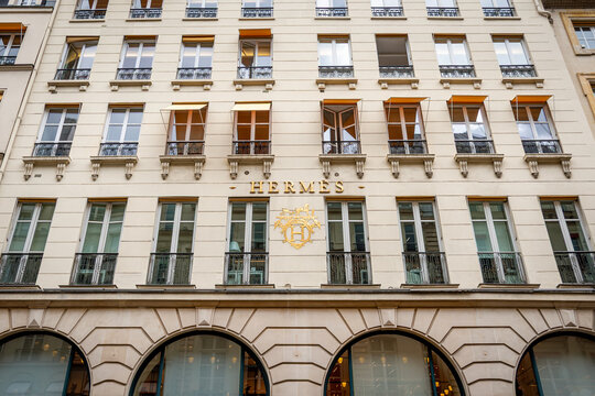 Paris, France - 24 mars 2025: Fa&ccedil;ade du si&egrave;ge social d'Herm&egrave;s International. Herm&egrave;s est un groupe de luxe sp&eacute;cialis&eacute; dans la maroquinerie, le pr&ecirc;t-&agrave;-porter, la parfumerie, l'horlogerie..
