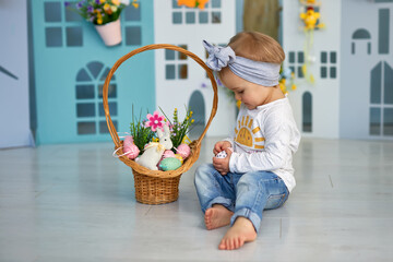 Naklejka premium Baby girl celebrate Easter.