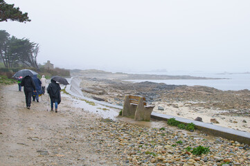 Groupe de randonneurs seniors en Bretagne