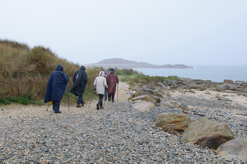 Groupe de randonneurs seniors en Bretagne