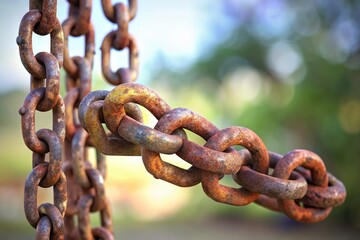 Fototapeta premium Bokeh Photography: Rusty Swing Chain on White Background - Macro Image, Blurred Background, Shallow Depth of Field, Metal Texture, Vintage, Grunge