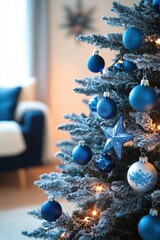 Ein festlich geschmückter Weihnachtsbaum, der mit strahlend blauen Ornamenten verziert ist.