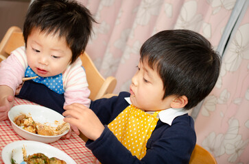 たこ焼きを食べる子供