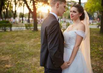 Naklejka premium Bride and Groom Embrace at Sunset