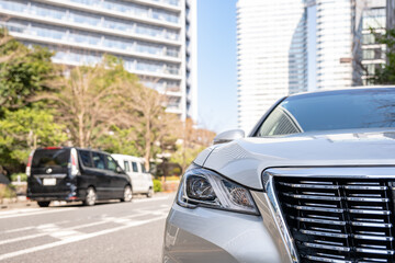 街中に停車する車 © Peak River