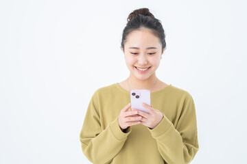 スマホを使う若い女性