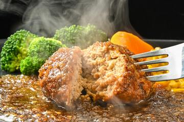 和風ハンバーグを二つに割る