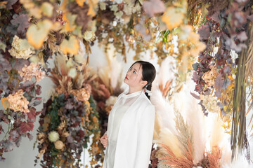 花に囲まれた女性