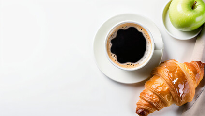 Petit déjeuné français, café croissant et pomme