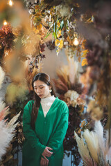 花に囲まれた女性