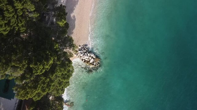 Brela piękna miejscowość w Chorwacji w regionie Makarska nagrana z drona