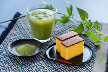 カステラと抹茶ラテ