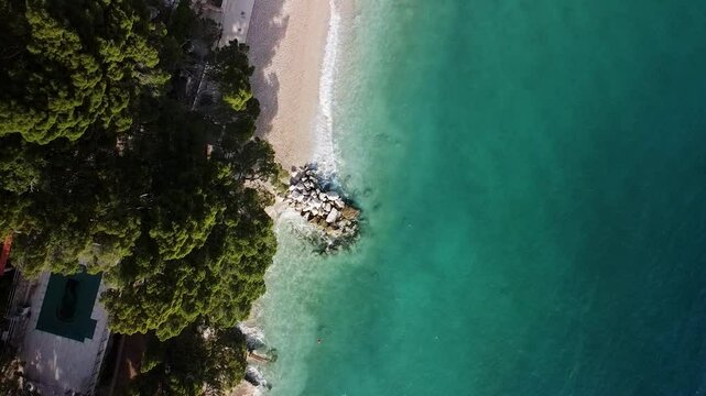 Brela piękna miejscowość w Chorwacji w regionie Makarska nagrana z drona