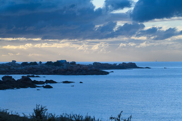 Joli ciel de Bretagne sur la côte de granit rose - France