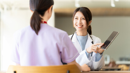 ミーティングをする2人の女性医療スタッフ