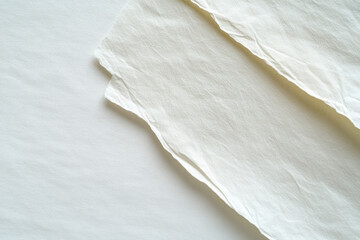 Obraz premium Piece of paper with colorful paint splatters and smudges, creating a vibrant and abstract artistic composition.