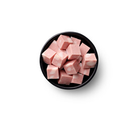 Cubetti di mortadella dentro un ciotola, top view.
