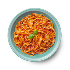 Piatto di spaghetti al pomodoro guarniti con una foglia di basilico, visti dall'alta e isolati su sfondo bianco.