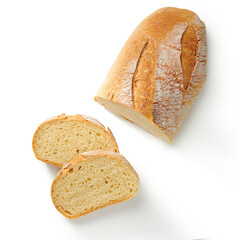 Pane da cui sono state tagliate due fette visto dall'alto, isolato su sfondo bianco