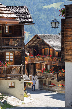 Chalet traditionnel en madriers de m&eacute;l&egrave;ze, dans le village de Grimentz, dans Alpes valaisannes en Suisse