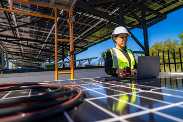 Fototapeta premium Engineer in safety vest and helmet pointing towards a solar powered carport, illustrating eco-friendly innovation in parking infrastructure. Solar panels provide shade and sustainable energy.