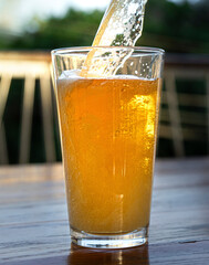 Chorro de cerveza llenando un vaso y burbujeando