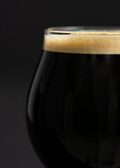 Closeup a corona de espuma en una cerveza stout
