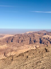 Naklejka premium The stunning view features rugged mountains under a clear blue sky, framed by a picturesque desert landscape