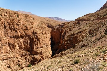 Obraz premium deep canyon rock mountains in sandstone red desert landscape 