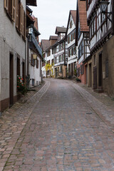 Fototapeta premium Eine Gasse mit Fachwerkhäusern in Schiltach im Schwarzwald