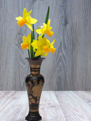 Osterglocken in einer Blumenvase