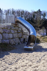 Rutsche aus Metall auf einem Spielzeit