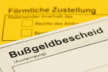 Obraz premium Ein Bußgeldbescheid liegt auf einem Kuvert für Förmliche Zustellung