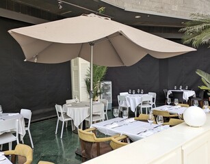 Sombrilla con mesas y sillas en un café al aire libre