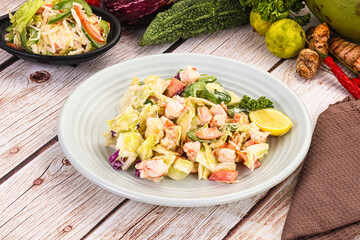 Salad with prawn and vegetables