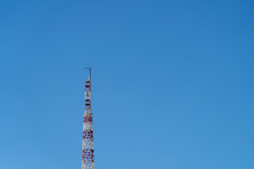 Obraz premium Communication Era: Red and White Lattice Tower Against Azure Sky for Telecom Infrastructure