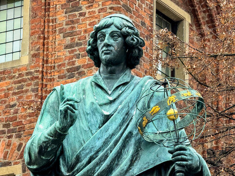 Pomnik Mikołaja Kopernika, posąg astronoma w Toruniu. Rynek toruński, ratusz.