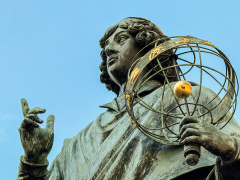 Pomnik Mikołaja Kopernika, posąg astronoma w Toruniu. Rynek toruński, ratusz.