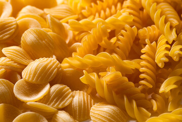 Primo piano di pasta italiana di vari formati 