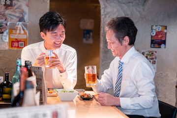 上司と二人で飲んで話すビジネスマン