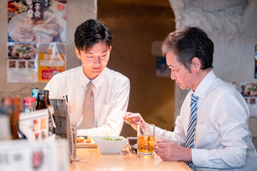 上司と二人で飲んで話すビジネスマン