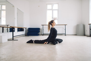 Obraz premium Modern ballet training session