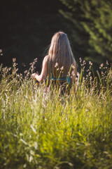 Mädchen schlendert über die Wiese