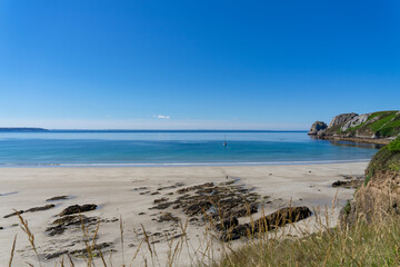 Lumière estivale sur la plage du Veryac’h, où la mer d’Iroise se pare de teintes turquoise.