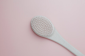 Coffee body scrub with coffee beans and anti-cellulite brush.