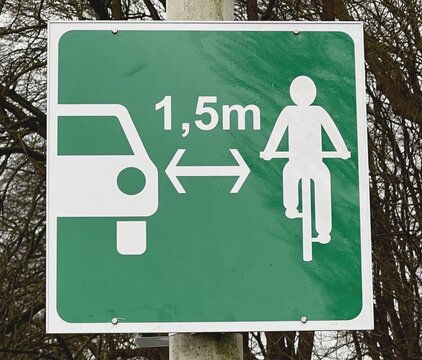 Verkehrsschild Autos m&uuml;ssen Abstand beim Vorbeifahren von Fahrradfahrern halten