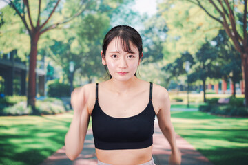 Fototapeta premium ジムでランニングをする若い女性