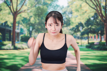 Fototapeta premium ジムでランニングをする若い女性